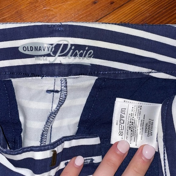 OLD NAVY Women’s Navy and White Striped Shorts-Size 2 - Picture 4 of 5